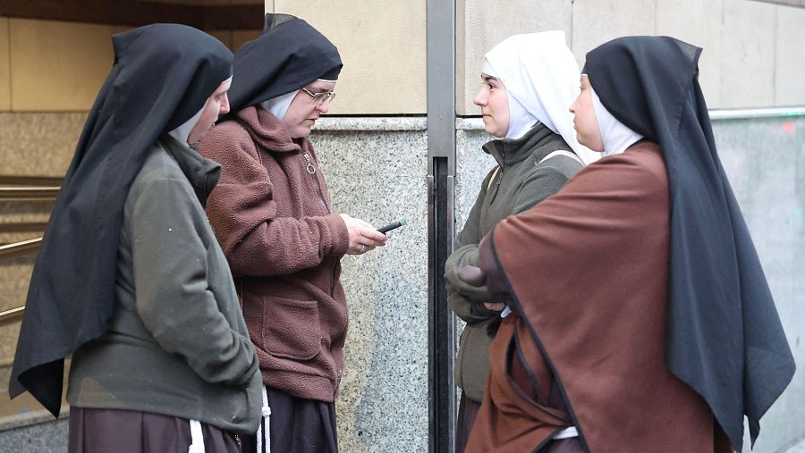 Cuatro de las ocho exmonjas del monasterio de Belorado antes de declarar en Bilbao