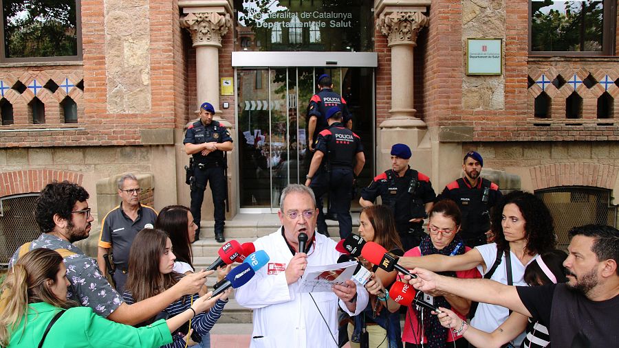 El secretari general de Metges de Catalunya, Xavier Lleonart, llegeix un manifest davant la seu del departament de Salut l'octubre de 2025