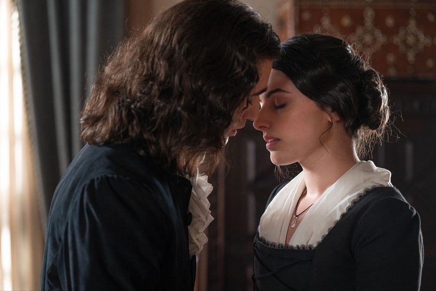 Luisa y Alejo a punto de besarse