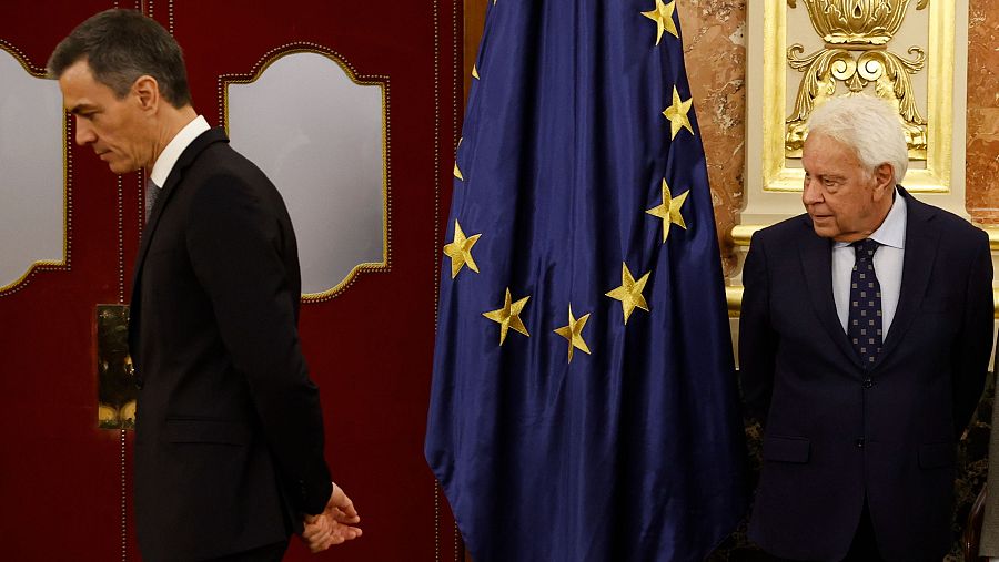 El expresidente del Gobierno Felipe González y el presidente del Gobierno, Pedro Sánchez, durante el acto institucional que conmemora la Constitución de 1978, este martes, en el Congreso de los Diputados.