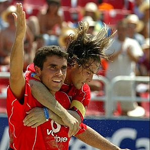 David Cordón, a la izquierda, en un encuentro de fútbol playa en 2004
