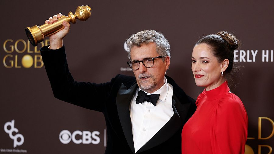 Kleber Mendonca Filho, junto a la productora Emilie Lesclaux, con el Globo de Oro a mejor película de habla no inglesa.