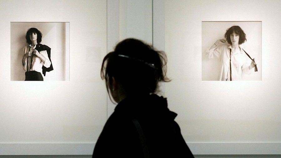 Una mujer observa a la cantante estadounidense Patti Smith en dos fotografías del fotógrafo estadounidense Robert Mapplethorpe
