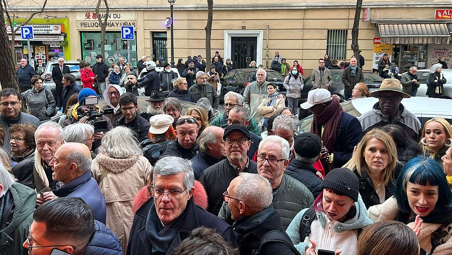 Muchas personas se han quedado fuera del acto, que ha contado con un aforo de 500 personas.