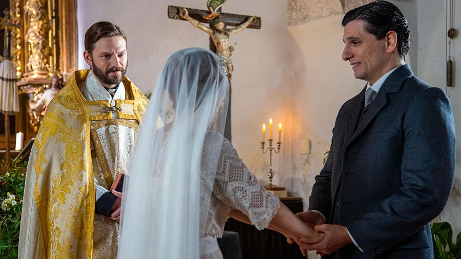 El padre Samuel ha unido en matrimonio a Enora y Toño