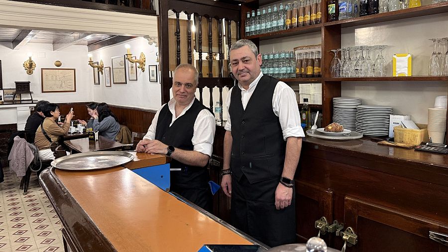 Imatge de la Granja Dulcinea, al barri Gòtic. Fa 17 anys que l'Eduard (a la dreta) n'és l'encarregat