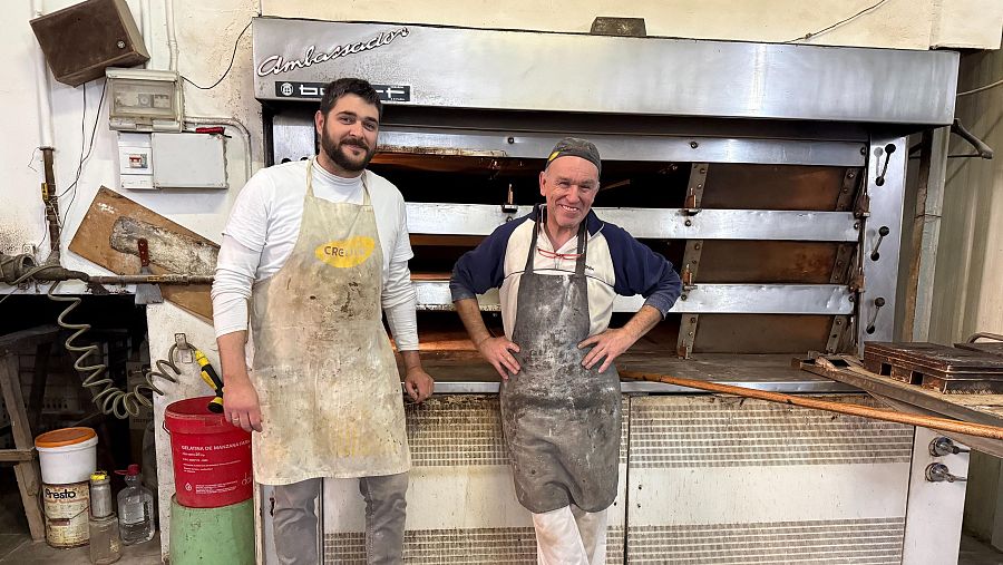 Imatge del Forn Giralt, al Camp de l'Arpa. En Jaume (a la dreta) n'és el forner, i en Poli (esquerra) fa més de dos anys que treballa amb ell