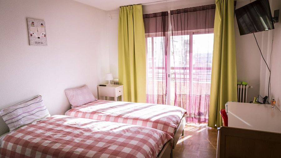 Una de las habitaciones del piso que APACI ofrece en Madrid