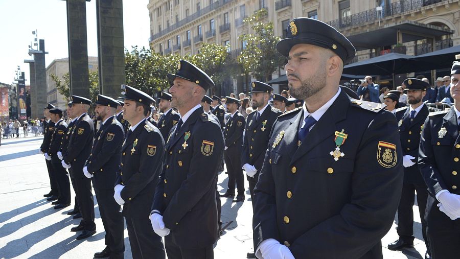El agente José Antonio Jiménez recibe la Cruz al Mérito Policial con distintivo blanco en 2025.