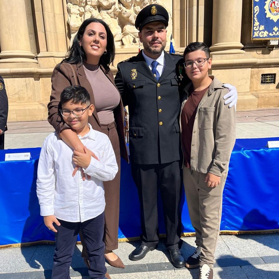 El agente Jiménez con su esposa y sus hijos.