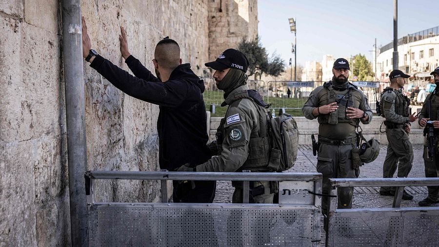 Soldados israelíes cachean a palestinos en la ciudad de Jerusalén
