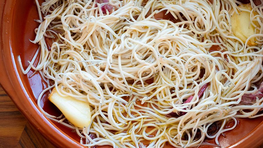 Las angulas son un producto de lujo que ronda en España los 700 euros el kilo