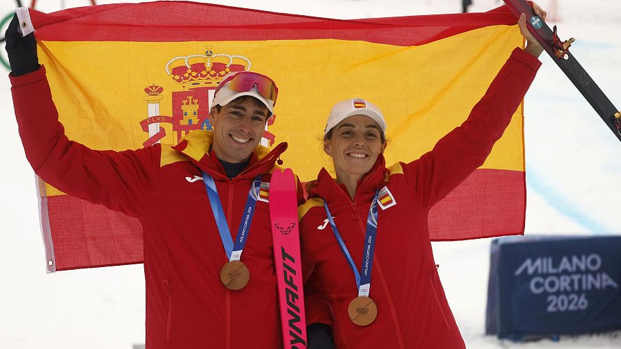Oriol Cardona i Ana Alonso celebren la medalla de bronze en el relleu mixt d'esquí de muntanya als Jocs Olímpics
