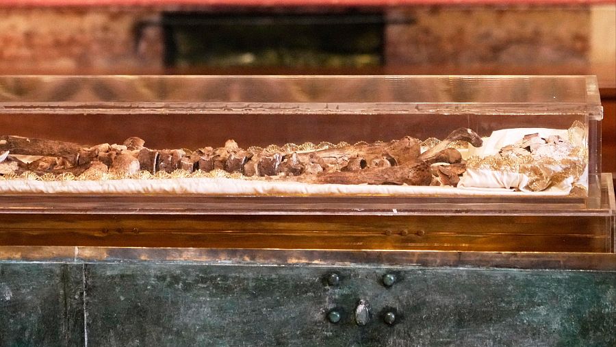 Los restos de San Francisco de Asís reposan en una urna de cristal