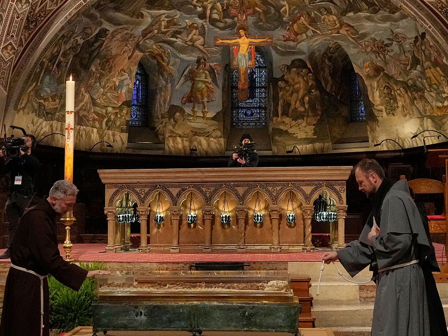 Vista del interior de la Basílica de San Francisco de Asís, donde se exhiben los restos del santo