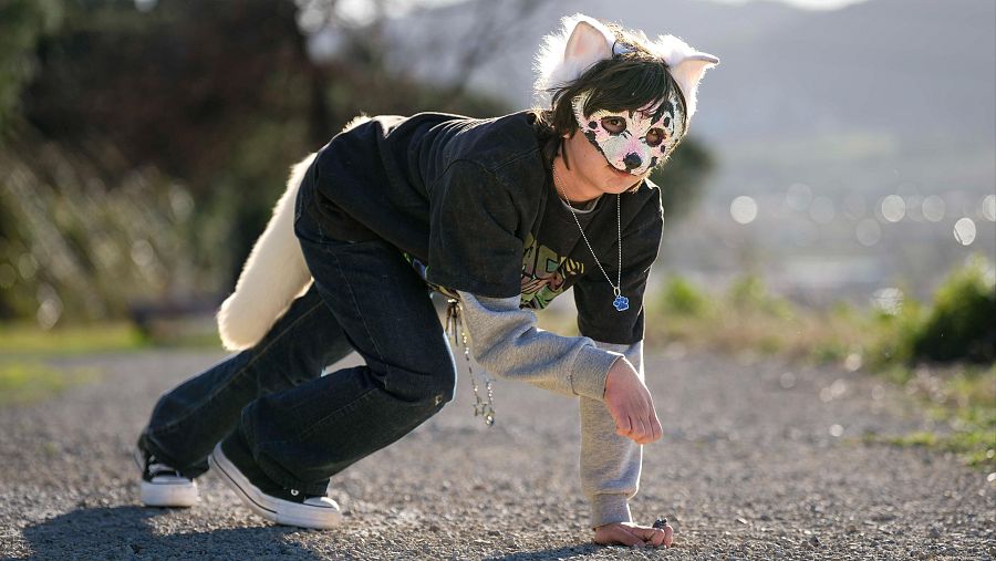 Fin, un 'therian' de 17 años de Sant Feliu de Llobregat (Barcelona) que se identifica con un lobo gris albino.