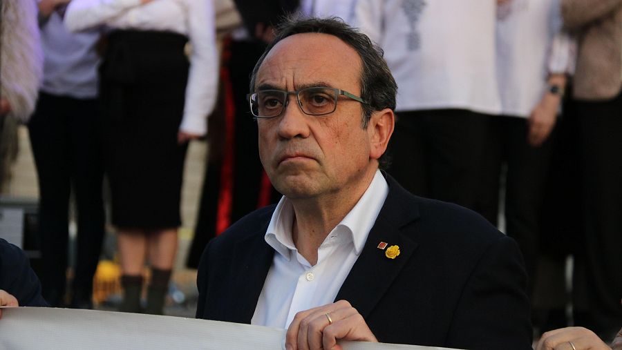 El president del Parlament, Josep Rull, mentre sona l'himne d'Ucraïna, a la plaça Catalunya de Barcelona