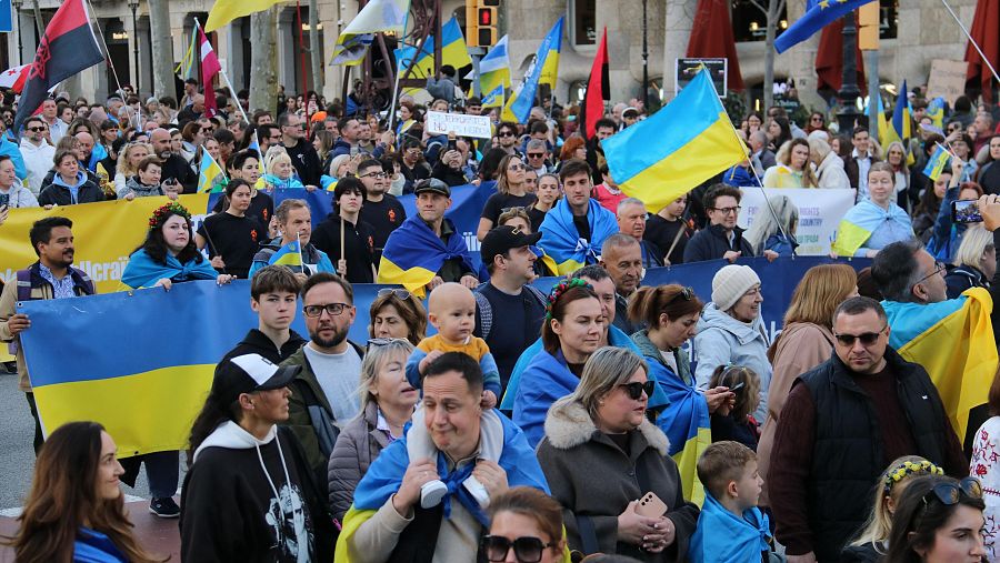 La comunitat ucraïnesa es manifesta al passeig de Gràcia de Barcelona pels 4 anys de l'inici de la invasió russa