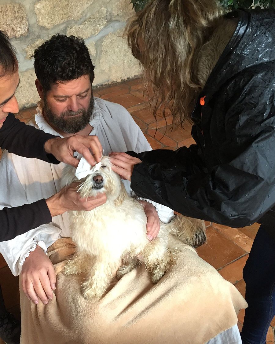 El actor caracterizado como Carlos V sostiene a Migas durante la grabación de una escena ambientada en el retiro del emperador en Yuste.