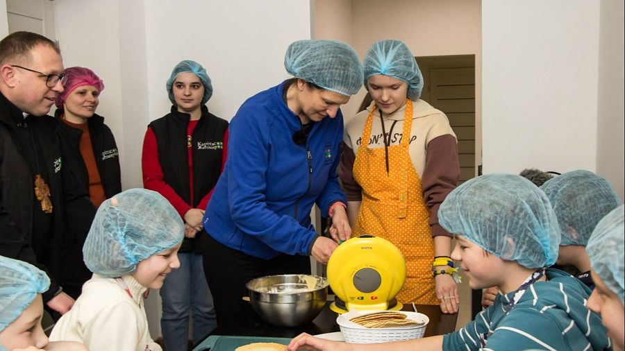 Tetiana Stawnychy, presedenta de Cáritas Ucrania, junto con otras voluntarias de la organización.