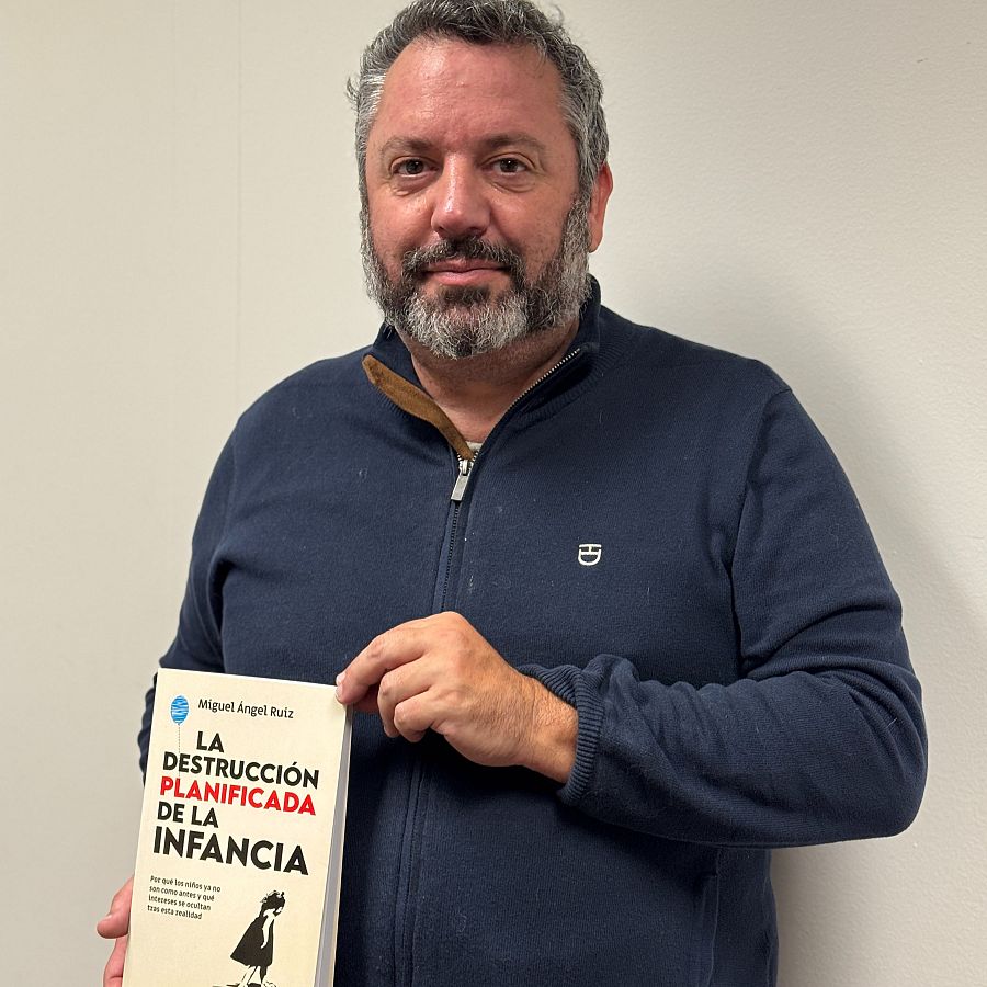 El autor con su libro