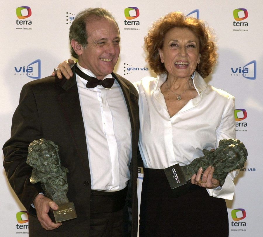 Los hermanos Emilio y Julia Gutiérrez Caba, con los Goya que ganaron en la gala de 2011.