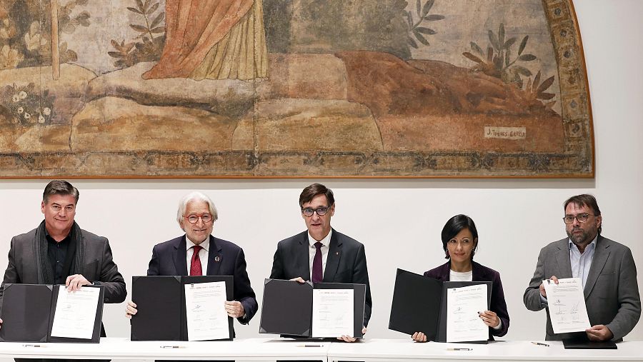 El president de la Generalitat, Salvador Illa, firma un acuerdo presupuestario con sindicatos y patronal en Cataluña.