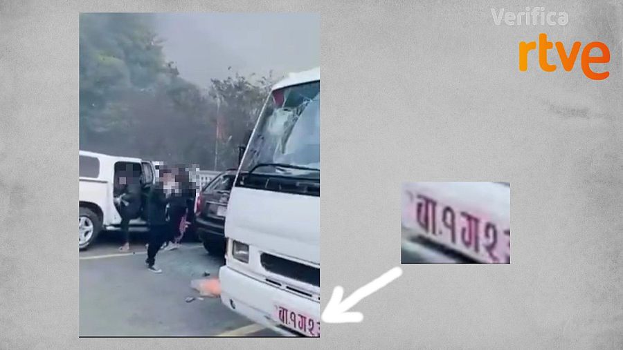 Matrícula con caracteres en nepalí que aparece en esta grabación.