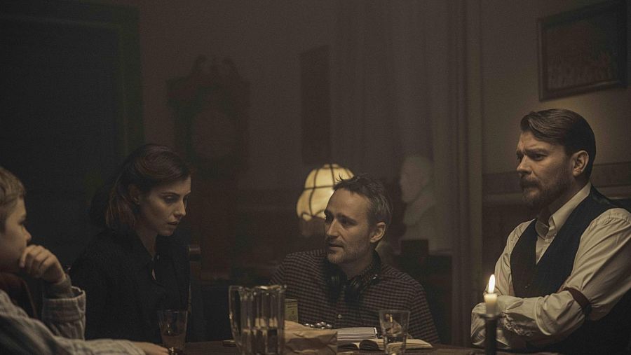 El director, Anders Walter, con los actores Pilou Asbæk, Katrine Greis-Rosenthal y Lasse Peter Larsen.