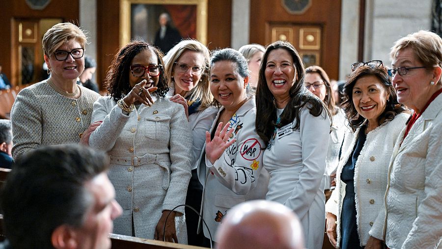 Congresistas demócratas vestidas de blanco como forma de protesta en el discurso del Estado de la Unión de Trump