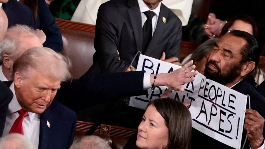 Al Green, congresista demócrata, protesta con un cartel en el que se lee 