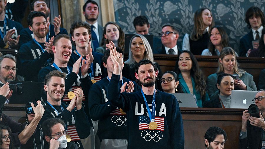 Miembros del equipo olímpico de hockey de EE.UU. aludan con la medalla de oro durante el discurso del Estado de la Unión de Trump en el Congreso