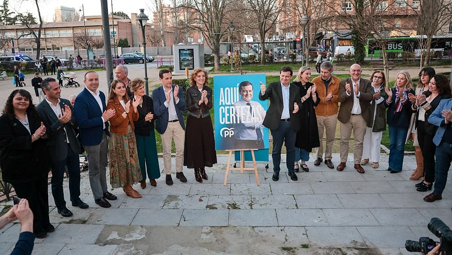 El candidato del PP a la Persidencia de la Junta, Alfonso Fernández Mañueco, a la derecha del cartel de campaña junto a los miembros de la candidatura de la formación en Valladolid.