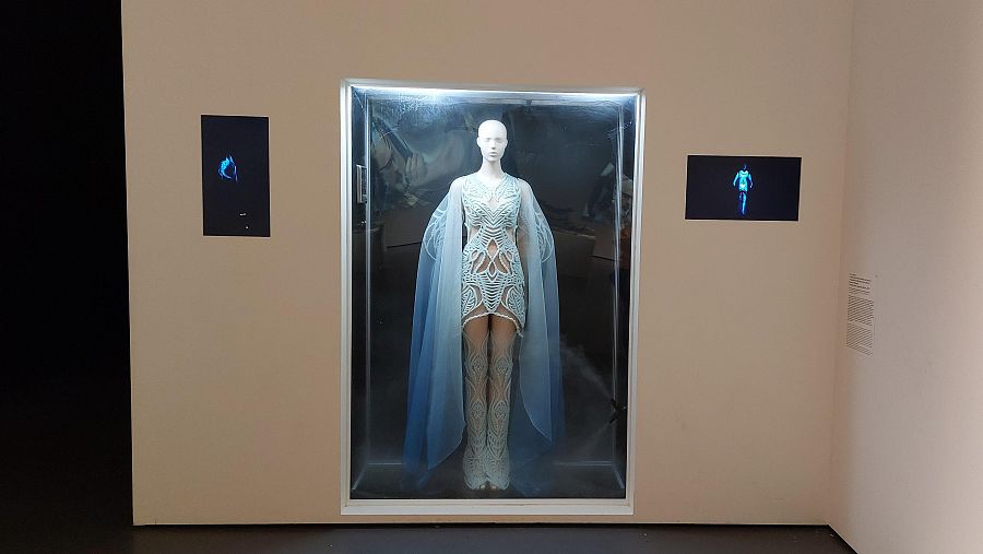 Look viviente (Sympoiesis Collection, Iris van Herpen, 2025)