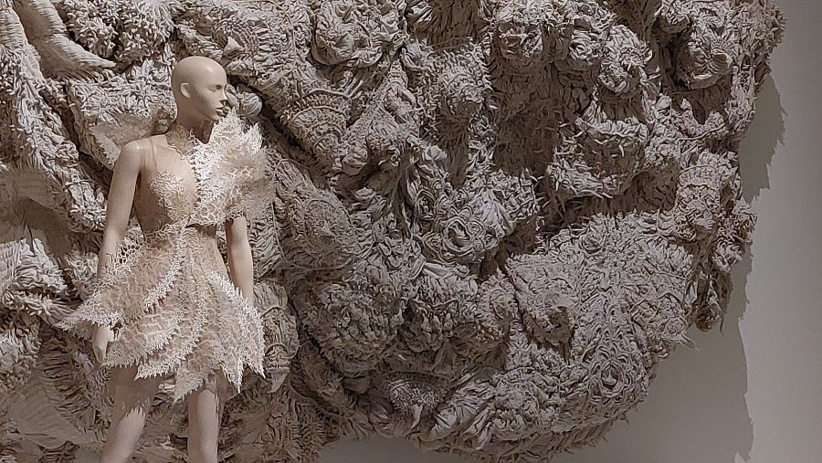 MAGNETOSPHERE DRESS (Earthrise Collection, Iris van Herpen en colaboración con Rogan Brown y Parley for the Oceans, 2021)