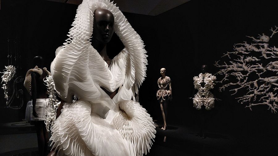 Morphogenesis Dress (Sensory Seas Collection, Iris van Herpen en colaboración con Philip Beesley, 2020)