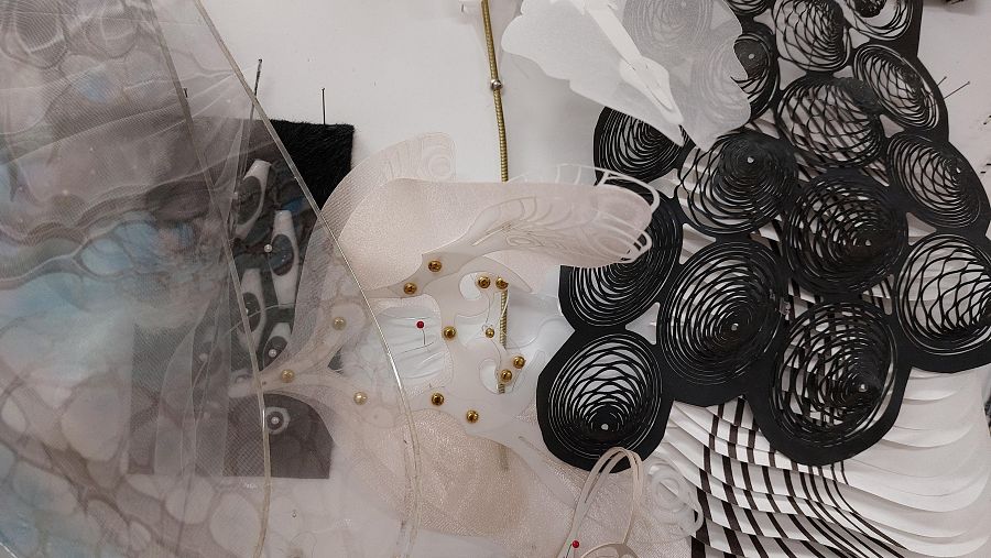 Iris van Herpen combina seda, algodón o lana con materiales innovadores creados por ella misma en el taller