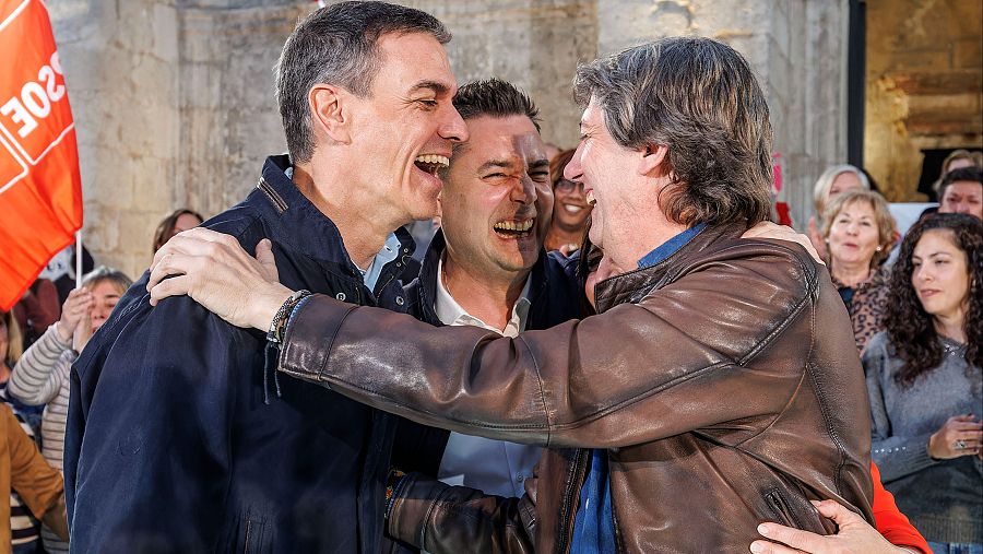 El secretario general del PSOE y presidente del Gobierno, Pedro Sánchez (i), participa junto al candidato del PSOE