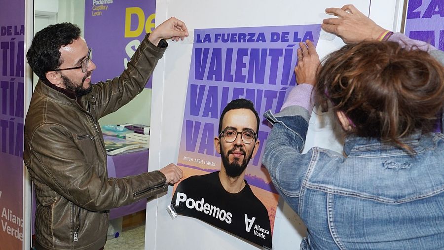 Miguel Ángel Llamas, candidato de Podemos-Alianza Verde a la presidencia de la Junta de Castilla y León, participa en el acto de pegada de carteles que se celebra en Valladolid.