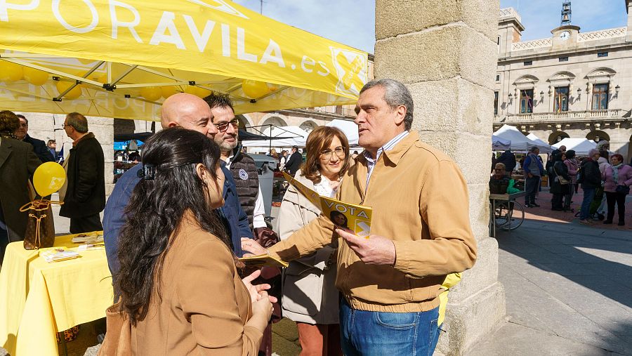 El candidato de Por Ávila a las Cortes de Castilla y León, Pedro Pascual, visita el mercado de alimentación, este viernes en Ávila