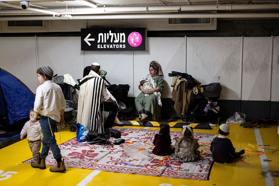 Ataque a Irán: ciudadanos israelíes se refugian en un aparcamiento subterráneo en Tel Aviv