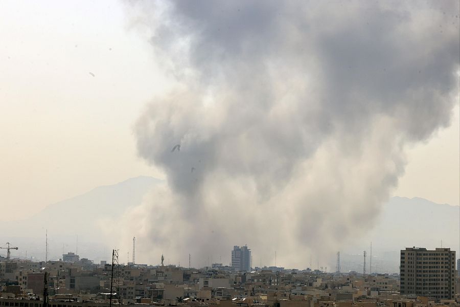 Ataque a Irán de EE.UU. e Israel: una columna de humo emerge del centro de Teherán tras un ataque israelí