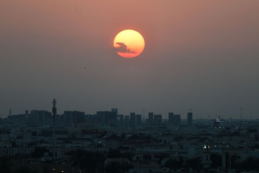Ataque a Irán de EE.UU. e Israel: el sol se pone sobre el horizonte de Doha, Qatar, y sobre el perfil de la ciudad se ve el humo de los ataques iraníes