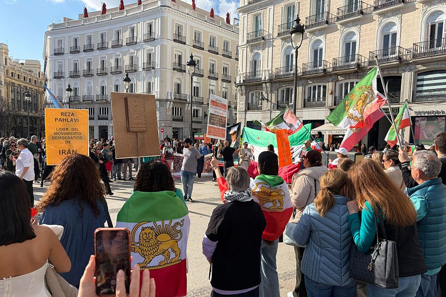 Manifestación en Madrid de iraníes pro sha Reza Pahlavi en la Puerta del Sol en Madrid este sábado