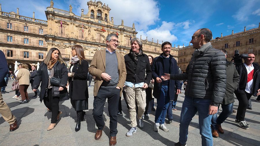 El candidato del PSOE a la Junta de Castilla y León, Carlos Martínez, acompañado por el portavoz del PSOE en el Congreso, Patxi López, antes de participar en una comida mitin en Villares de la Reina, Salamanca, este sábado.