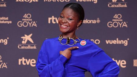 La actriz Asaari Bibang luce una chapa con el mensaje 'FREE PALESTINE' en la alfombra de los Goya