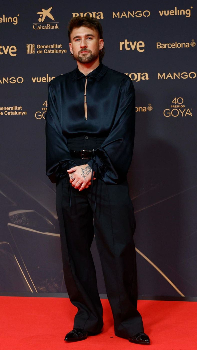 Dani Fernández posa en la alfombra roja de los Goya 2026.