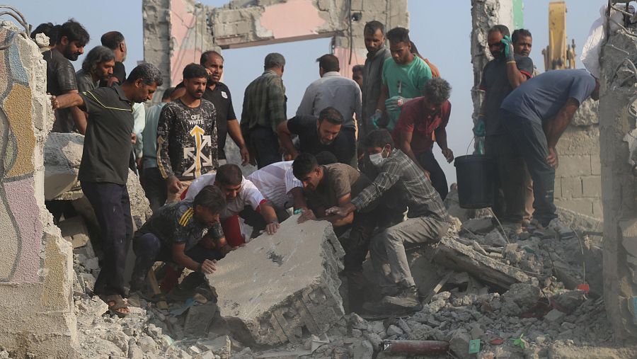 Rescatistas y vecinos buscan entre los escombros tras un ataque israelí-estadounidense contra una escuela primaria femenina en Minab, Irán