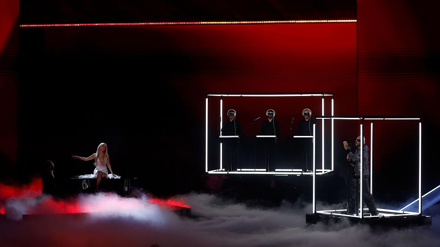 Ana Mena y La Casa Azul durante su actuación en los Premios Goya