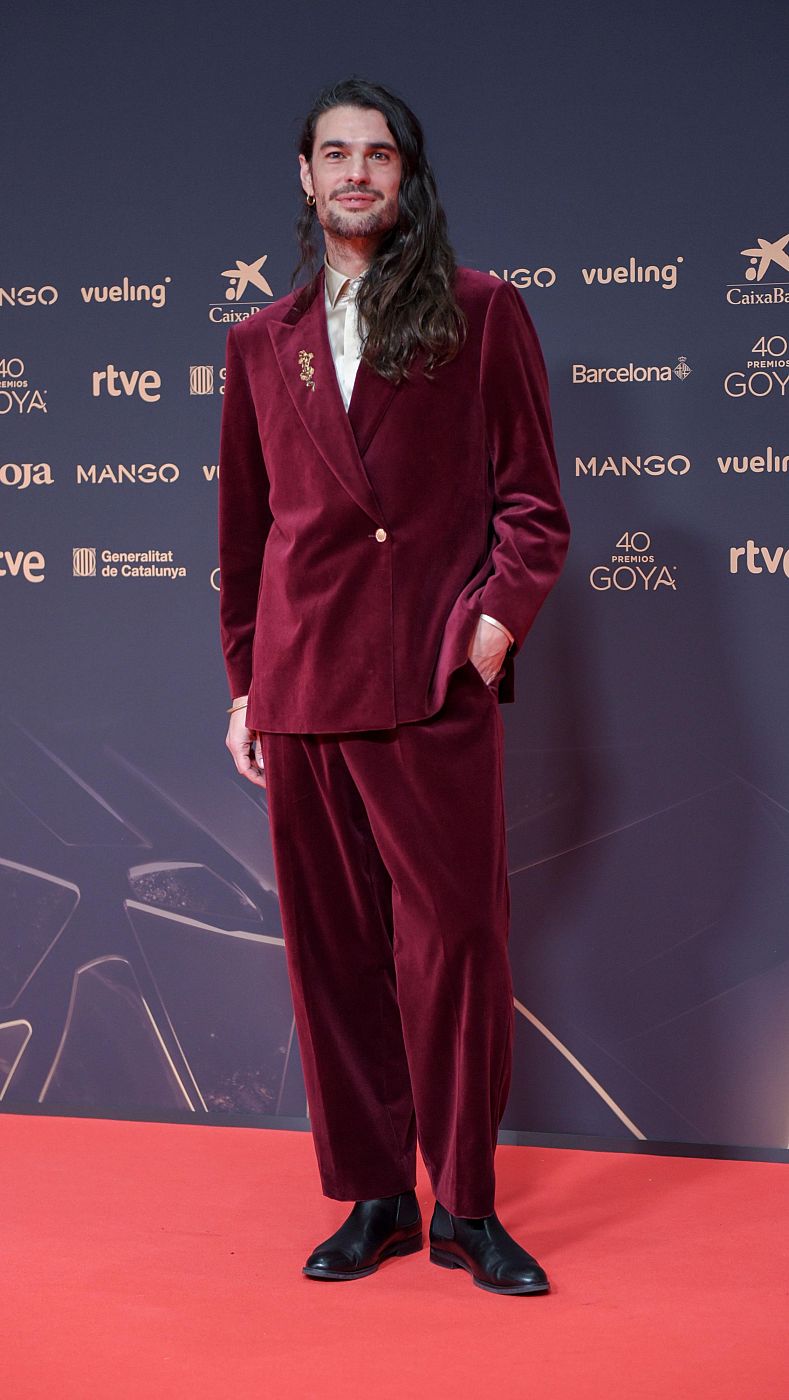 Óliver Laxe posa en la alfombra roja de los Goya 2026.
